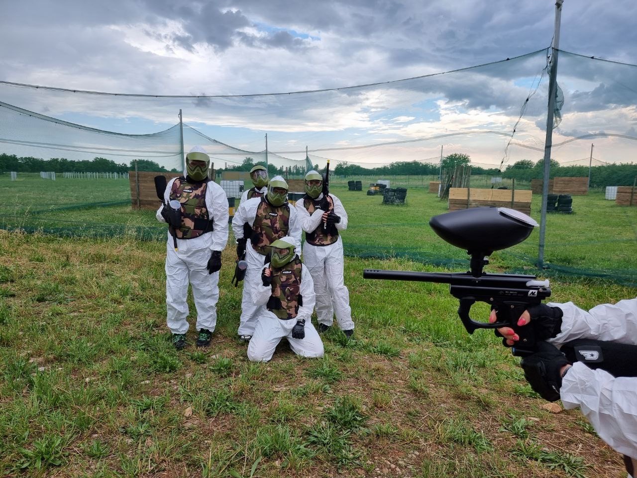 Gruppo di amici durante una partita di paintball a Premariacco