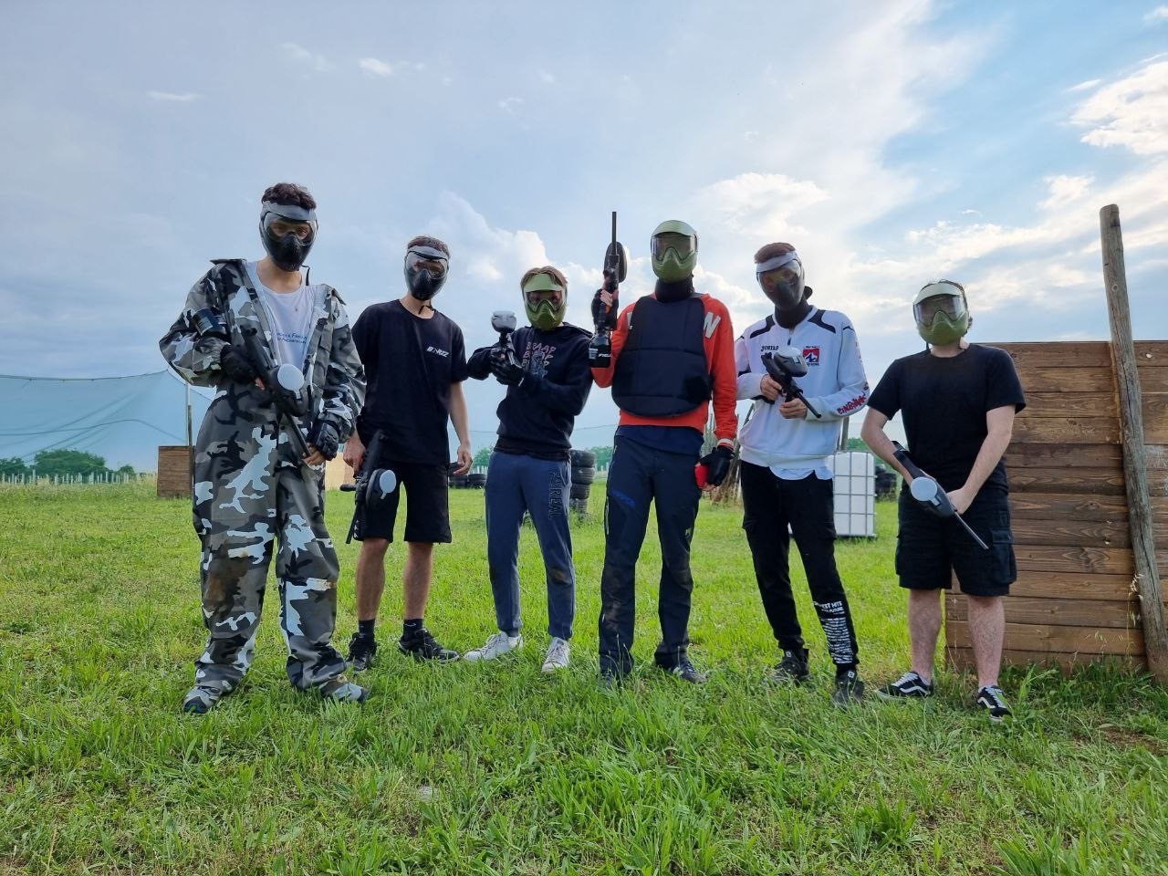 Squadra di adulti pronta per una partita a eliminazione