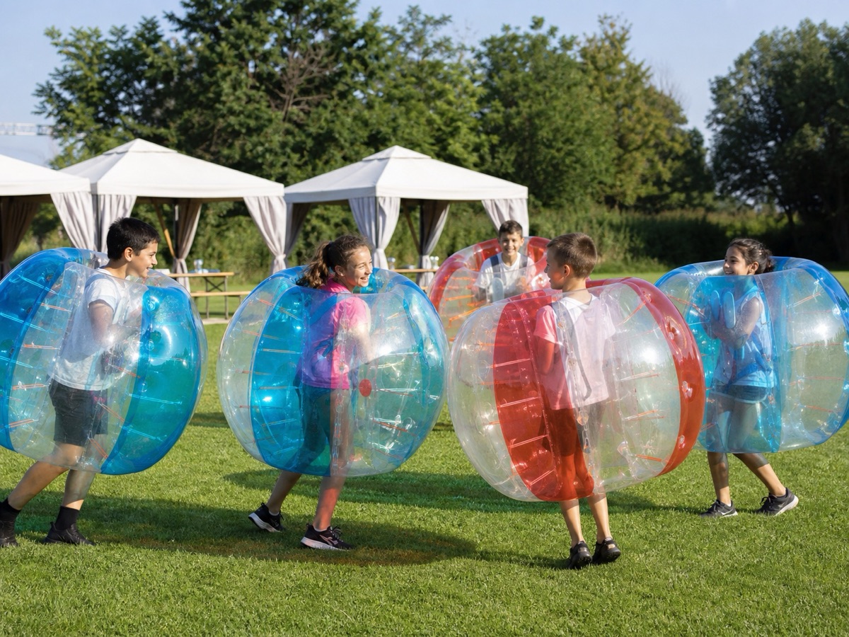 Bambini che giocano con le bumper ball nel giardino