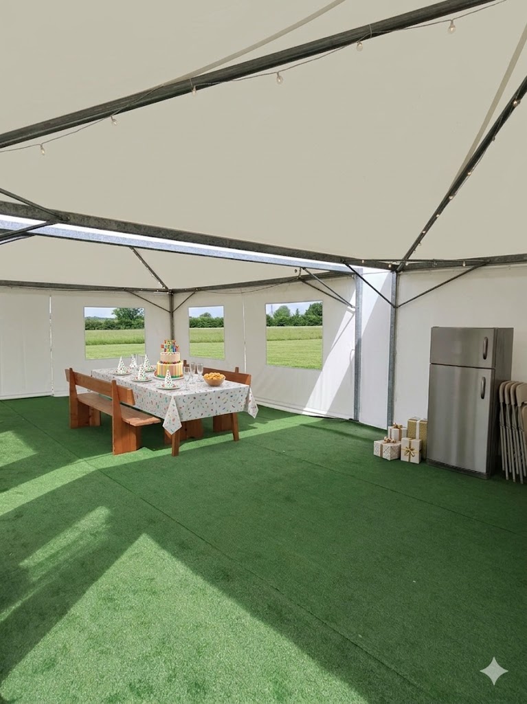 Gazebo allestito con tavolo, torta e spazio riservato per la festa