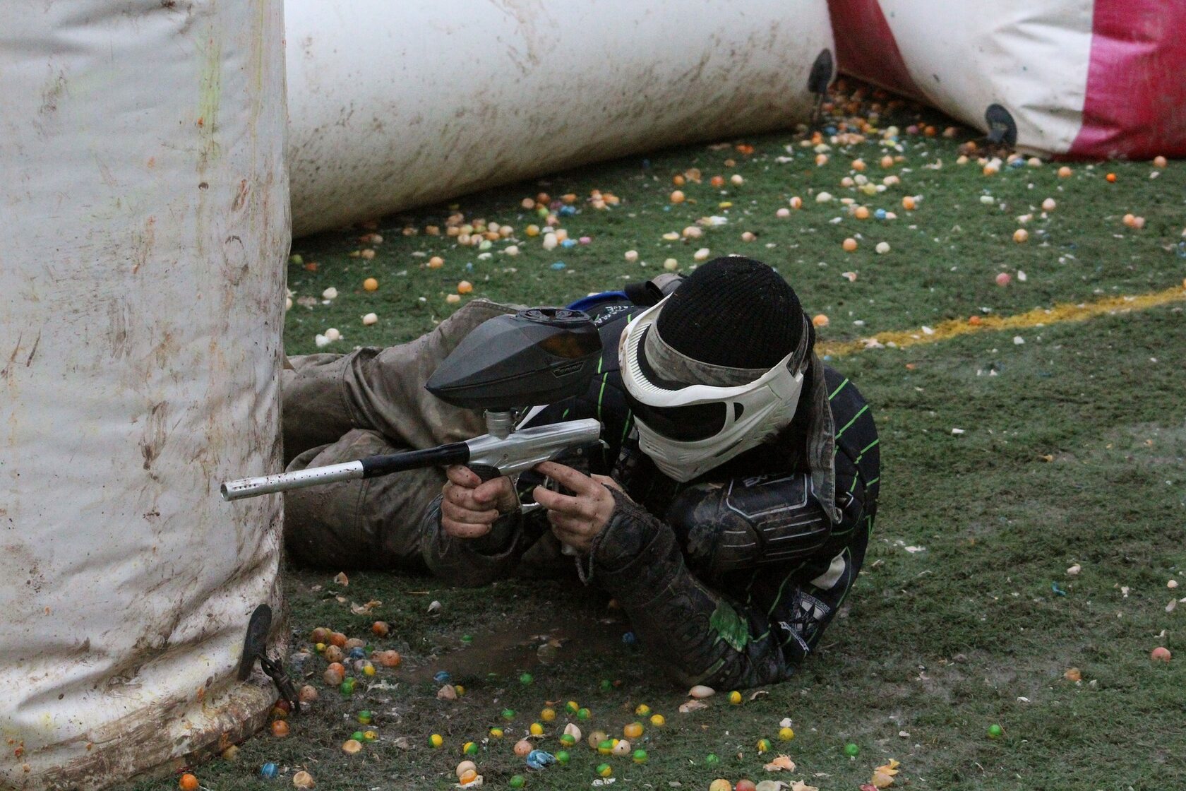 Partita tattica di paintball in modalità cattura la bandiera